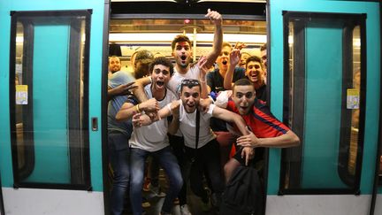 L'euphorie de la victoire a aussi investi le métro parisien.&nbsp; (ZAKARIA ABDELKAFI / AFP)