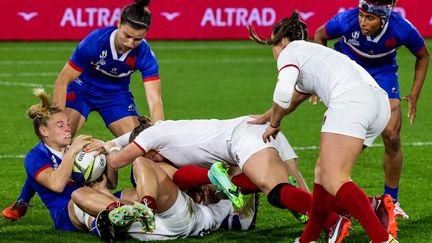 La Française Chloé Jacquet en difficulté face à la puissance anglaise, lors du 2e match des Bleues en Coupe du monde, le 15 octobre à Whangarei.&nbsp; (DAVE LINTOTT / AFP)