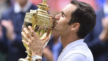 Roger Federer embrasse le trophée de Wimbledon (GLYN KIRK / AFP)