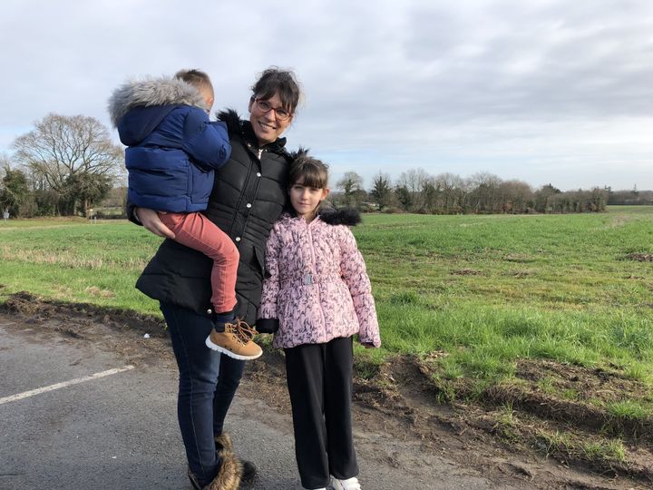 Aurélie Bingler avec ses deux enfants, Jessy et Lola (à droite), le 22 janvier 2019 à Calan (Morbihan). (VIOLAINE JAUSSENT / FRANCEINFO)