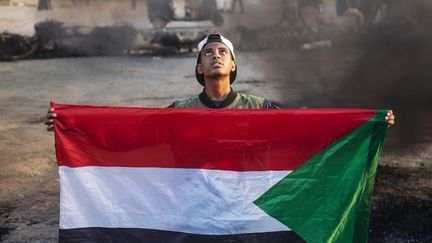 Un jeune manifestant dans Khartoum le 26 octobre 2021. (MAHMOUD HJAJ / ANADOLU AGENCY)