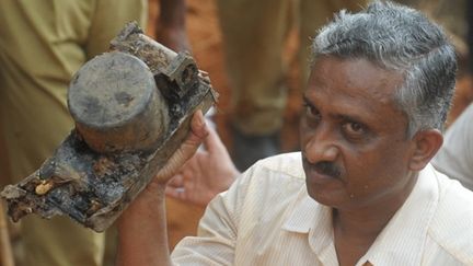 Un directeur général de l'Aviation civile expose la boîte noire retrouvée à Mangalore - 25/05/10 (AFP Dibyangshu Sarkar)