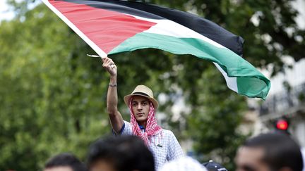 Un manifestant pro-palestinien, le 13 juillet 2014 &agrave; Paris. (KENZO TRIBOUILLARD / AFP)