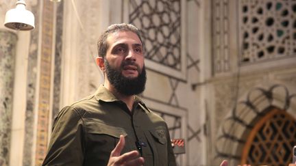 Le chef des rebelles syriens, islamistes radicaux, Abou Mohammad al-Joulani, a salué une victoire "historique" qui a "purifié" la Syrie, dimanche 8 décembre. (AREF TAMMAWI / AFP)