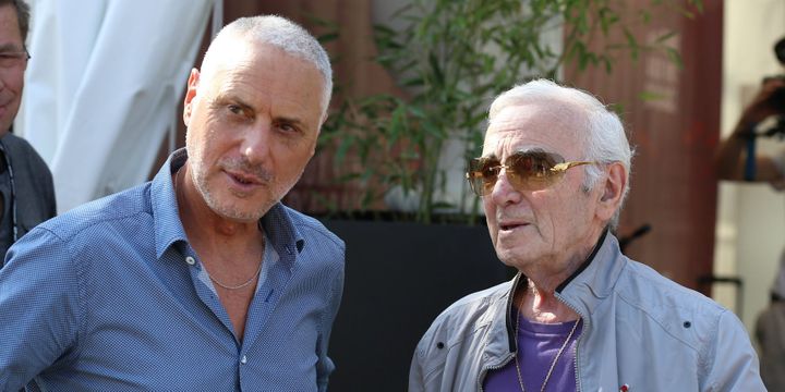 Charles Aznavour avec Claude Lebourgeois, le programmateur de la Foire aux Vins
 (PHOTOPQR/L&#039;EST REPUBLICAIN)