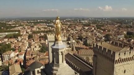 La Cité des papes a vu son célèbre festival annulé pour cause d'épidémie de coronavirus. Un manque à gagner colossal pour la ville, même si les mesures gouvernementales soulagent les intermittents du spectacle.&nbsp; (FRANCE 3)