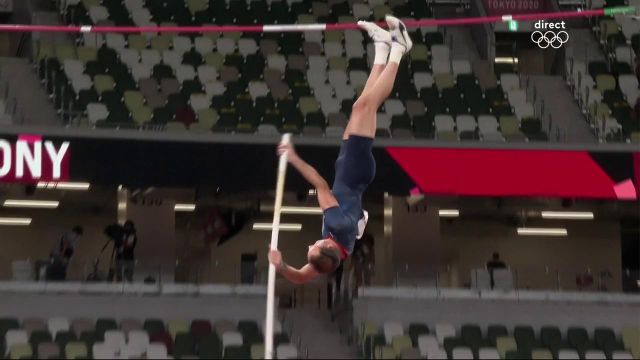 Touché aux chevilles, Renaud Lavillenie, au courage, parvient à effacer une barre à 5,70 m ! Plus fort que la douleur, il va tenter d'aller décrocher une troisième médaille olympique.