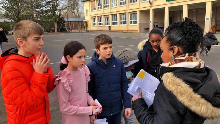 Anaïs Galais vérifie les réponses des différents groupes aux défis organisés dans le cadre de l'"escape game", mardi 21 mars 2023 à Gagny (Seine-Saint-Denis). (RACHEL RODRIGUES / FRANCEINFO)