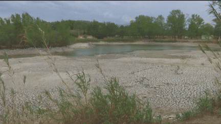 Une sécheresse précoce et inédite touche les Pyrénées-Orientales. Mercredi 10 mai, le département a vu son niveau d'alerte relevé au maximum. L'usage de l'eau est strictement encadré. (FRANCEINFO)