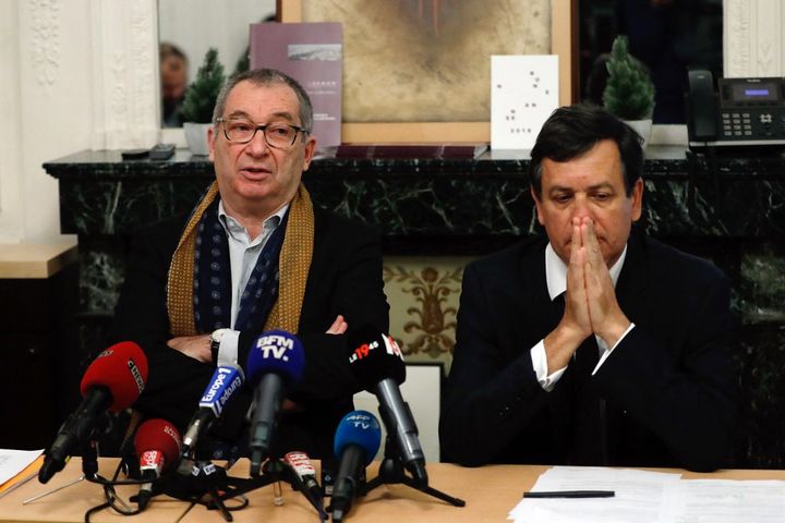 Eric Mouzin (à gauche) annonce le 9 janvier 2018 lors d'une conférence de presse aux côtés de son avocat Didier Seban (à droite) qu'il attaque l'Etat pour "faute lourde".&nbsp; (PATRICK KOVARIK / AFP)