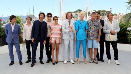 Le réalisateur américain Wes Anderson entouré des actrices et acteurs de son film "The French Dispatch" présenté au Festival de Cannes le 13 juillet 2021. (VALERY HACHE / AFP)