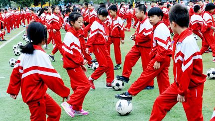 Des élèves de primaire faisant des exercice de footbal, le 2 novembre 2016, à Shangrao (Chine). (VCG / VISUAL CHINA GROUP)