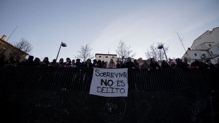 Des centaines de personnes manifestent après la mort du vendeur sénégalais Mame Mbaye Ndiaye, le 16 mars 2018 à Madrid (Espagne).&nbsp; (LUIS SALGADO / AFP)