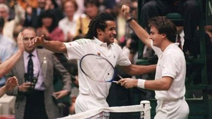 La joie de Yannick Noah et Henri Leconte lors de la finale de la Coupe Davis en 1991