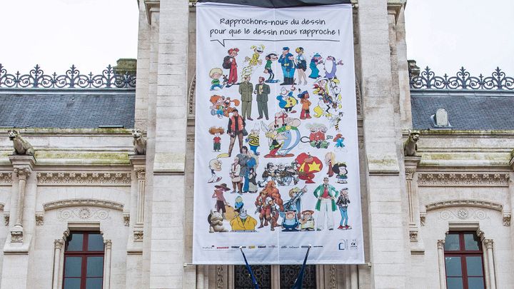 Banderole sur la mairie d'Angoulême en hommage à Charlie Hebdo pour le Festival de la bande-dessinée
 (PIERRE DUFFOUR / AFP)