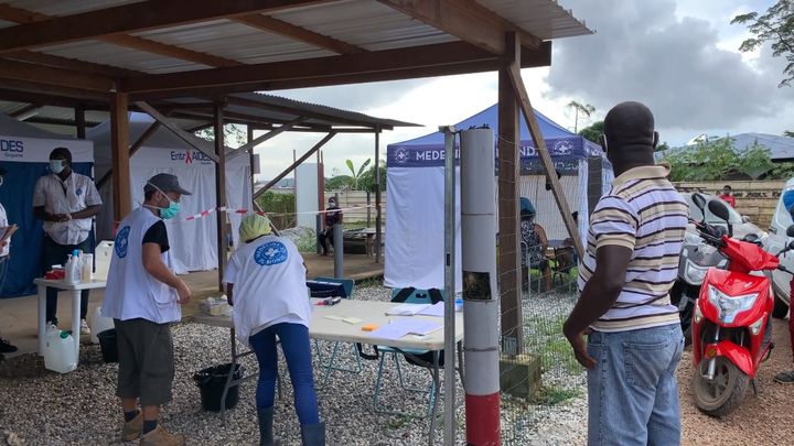 L'ONG Médecins du monde a installé une clinique de campagne à&nbsp;Matoury, à 15 kilomètres de Cayenne, en Guyane française. (FRANCEINFO / RADIOFRANCE)