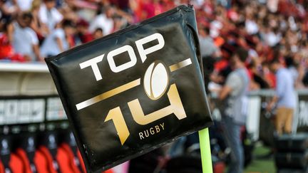 Le logo du Top 14 sur un poteau de corner avant le match entre Toulouse et La Rochelle, à Ernest Wallon, le 8 septembre 2018. (PASCAL PAVANI / AFP)