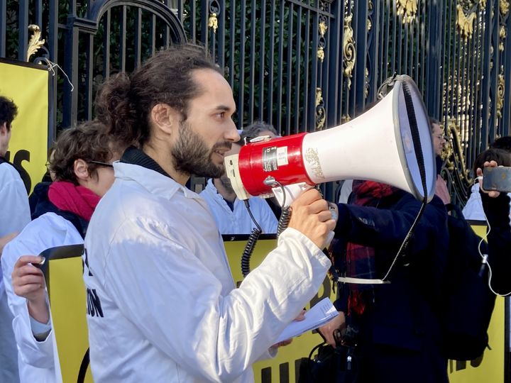 Milan Bouchet-Valat, sociologue, participe à une action du collectif Scientifiques en rébellion, à Paris, le 10 novembre 2022. (MARIE-ADELAIDE SCIGACZ / FRANCEINFO)