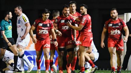 La joie des joueurs du RC Toulon, victorieux de Bordeaux-Bègles au Stade Mayol, le 12 février.&nbsp; (CLEMENT MAHOUDEAU / AFP)