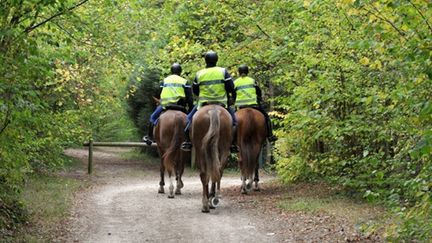 Des gendarmes à cheval participent aux recherches dansd une zone boisée près de Milly-la-Forêt (Essonne) (© AFP PHOTO MIGUEL MEDINA)