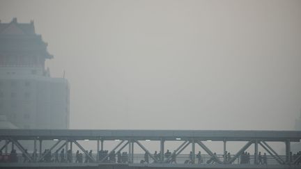 La pollution atmosph&eacute;rique a recouvert plusieurs quartiers de P&eacute;kin (Chine), comme celui de la gare de l'Ouest, le 10 janvier 2012. (LIU CHANGLONG / XINHUA)