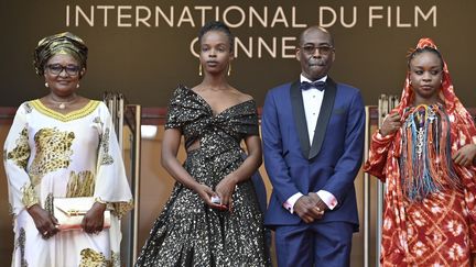 Mahamat-Saleh Haroun, réalisateur Tchadien du film&nbsp;Lingui&nbsp;(Les liens sacrés) pose avec les actrices Rihane Khalil Alio et&nbsp;Achouackh Abakar Souleymane en haut des marches du festival de Cannes, le 8 juillet 2021 (JOHN MACDOUGALL / AFP)