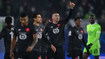 Les joueurs du LOSC célèbrent l'ouverture du score de Burak Yilmaz contre Wolfsbourg en Ligue des champions le 8 décembre 2021. (SWEN PFORTNER / DPA)