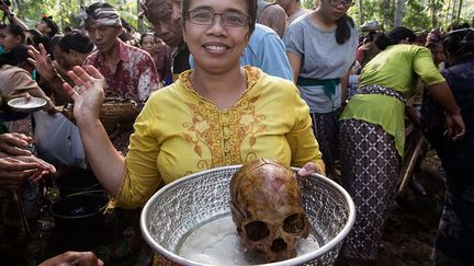 conçoit la vie et la mort. A la différence de l’Occident, la mort est considérée comme un épisode de l’existence humaine au même titre que la naissance ou le mariage. De nombreuses familles indonésiennes conservent le corps de leur défunt près d’eux, des semaines, des mois voire des années. Des cérémonies festives sont souvent organisées pour leur rendre hommage. Glenna Gordon est photographe documentaire et photojournaliste. Elle est régulièrement publiée dans de grands quotidiens internationaux. Un World Press lui a été remis en 2015.   (Glenna Gordon )