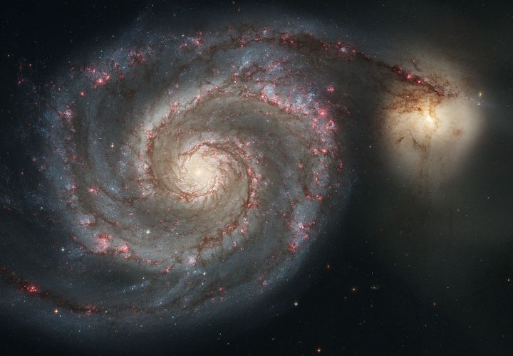 M51&nbsp;(NGC 5194&nbsp;ou galaxie du Tourbillon) est une&nbsp;galaxie spirale située dans la constellation des Chiens de chasse, à environ 27 millions d'années-lumière de la Voie lactée. Découverte par l'astronome français Charles Messier en 1773.
 (NASA AND EUROPEAN SPACE AGENCY)