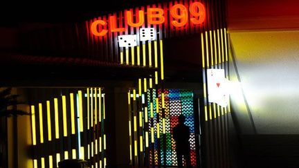 Le Club 99, un petit casino vietnamien.

L’ouverture au privé permettrait aux autorités municipales de Danang d’engranger l’équivalent de 100 000 dollars par mois.

Les Vietnamiens ou Thaïlandais, qui jouent dans les pays à la législation plus souple, permettent à des pays comme le Cambodge d’encaisser des dizaines de millions de dollars chaque année.

Un groupe canadien veut exploiter un complexe de plusieurs casinos et hôtels près de Ho Chi Minh-Ville, un projet de 4,2 milliards de dollars. (AFP PHOTO / HOANG DINH Nam)