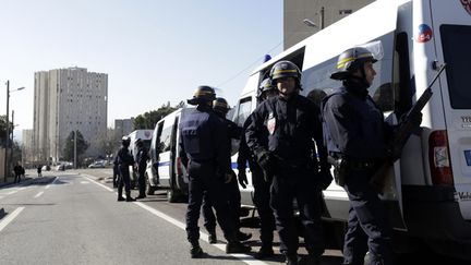 &nbsp; (Des policiers en position ce lundi à la cité marseillaise de la Castellane © Maxppp)