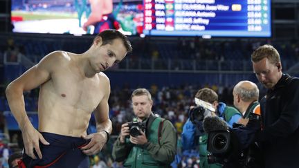 La déception du sauteur à la perche tricolore Renaud Lavillenie (ADRIAN DENNIS / AFP)