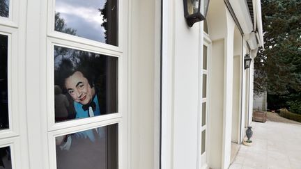 Un portrait souriant de Raymond Devos accueille les visiteurs à l'entrée de sa maison. (ALAIN JOCARD / AFP)