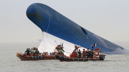 L'&eacute;pave du ferry, le 17 avril 2014, au large de la Cor&eacute;e du Sud. (DONG-A ILBO / AFP)