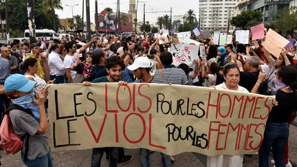 Des Marocains manifestent à Casablanca, le 23 août 2017, après l'agression sexuelle d'une femme dans un bus.&nbsp; (STRINGER / AFP)