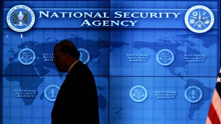 La silhouette de John Negroponte, alors directeur du renseignement national, devant un &eacute;cran install&eacute; &agrave; Fort Meade (Maryland), le 26 janvier 2006. (JASON REED / REUTERS)