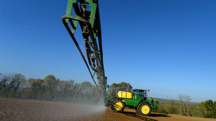 Un agriculteur utilise du glyphosate dans un champ de maïs dans le département de la Sarthe, en avril 2021. Photo d'illustration. (JEAN-FRANCOIS MONIER / AFP)