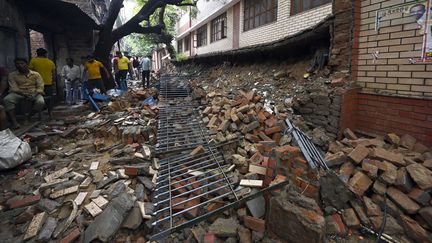 L'heure est au recensement des dégâts, le 9 juillet 2023 au soir. Comme ici à Gahri, une ville à quelques centaines de kilomètres au sud de New Delhi où un mur d'une école publique s'est effondré après les pluies diluviennes. (SANJEEV VERMA / HINDUSTAN TIMES / SHUTTERSTOCK / SIPA)