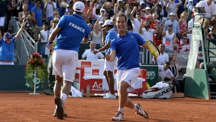 Richard Gasquet et Jo-Wilfried Tsonga fêtent leur victoire en double face au Canada, le 5 mars 2016, à Baie-Mahault (Guadeloupe). (MIGUEL MEDINA / AFP)