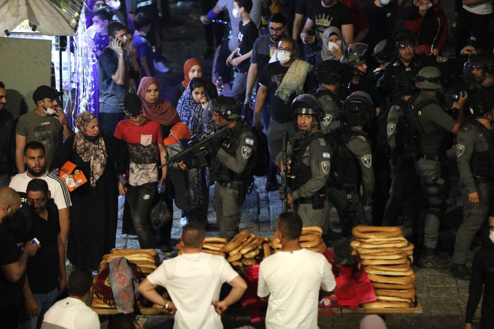 La police israélienne lors d'une manifestation de Palestiniens contre l'éviction de familles palestiniennes du quartier de Cheikh Jarrah, à Jérusalem, le 8 mai 2021.&nbsp; (ABIR SULTAN / EPA / REUTERS)