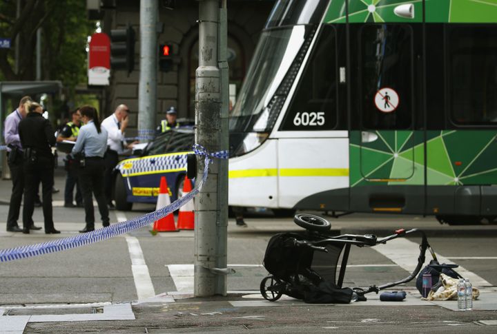 Une poussette a été renversée par le chauffard, vendredi 20 janvier dans cette rue commerçante de Melbourne (Australie).&nbsp; (EDGAR SU / REUTERS)