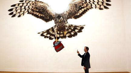 Un visiteur prend en photo l'installation&nbsp;"The Sandringham Estate, Norfolk, UK" de l'artiste Jeremy Deller expos&eacute;e dans le pavillon britannique &agrave; la Biennale de Venise (Italie), le 29 mai 2013. (STEFANO RELLANDINI / REUTERS)