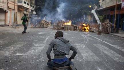 Affrontements entre des opposants &agrave; Abdoulaye Wade et les forces de l'ordre le 17 f&eacute;vrier 2012 &agrave; Dakar, au S&eacute;n&eacute;gal. (REUTERS)