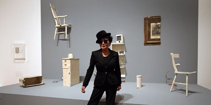 Yoko Ono devant sa "Half a Room" (moitié d'une pièce), au musée Schirn Kunsthalle de Francfort (14/02/2013)
 (Daniel Rolan / AFP)