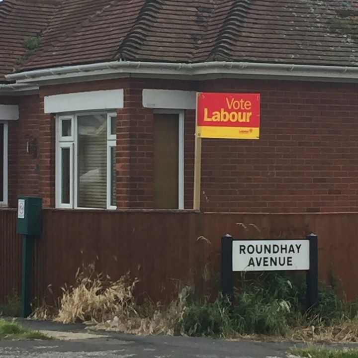 Une pancarte pour le Labour dans le jardin d'un pavillon de Peacehaven, une banlieue résidentielle conservatrice de Brighton, jeudi 8 juin 2017. (MARIE-ADELAIDE SCIGACZ / FRANCEINFO)