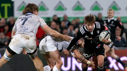 Le joueur de Brive Teddy Iribaren essaie de déstabiliser la défense de Montpellier (DIARMID COURREGES / AFP)