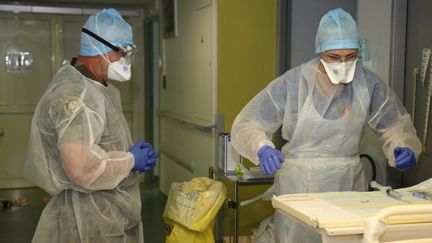 Le personnel médical&nbsp;au service de réanimation militaire à l'hôpital de Mamoudzou, sur l'île française de Mayotte, le 11 juin 2020. (ALI AL-DAHER / AFP)