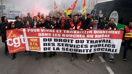 Des cheminots manifestent contre la réforme de la SNCF devant la gare Saint-Charles à Marseille, le 4 avril 2018. (GERARD BOTTINO / CROWDSPARK / AFP)