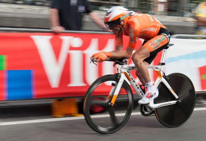 Samuel Sanchez lors du prologue du Tour de France &agrave; Li&egrave;ge (Belgique), le 30 juin 2012. Le coureur espagnol est le leader de l'&eacute;quipe basque Euskaltel-Euskadi. ( CITIZENSIDE / MICHAEL POTTS/ AFP)