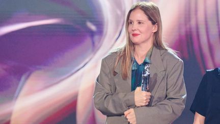 La réalisatrice française Justine Triet reçoit le prix du meilleur film européen pour "Anatomie d'une chute" lors des European Film Awards à l'Arena Berlin, le 9 décembre 2023, à Berlin. (ANNETTE RIEDL / DPA / AFP)